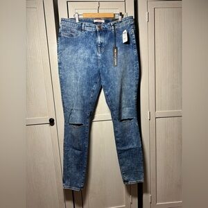 NWT Refuge Blue Distressed Women’s Jeans Size 16